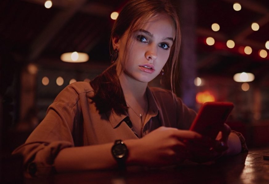 How a woman's side glance took the internet by storm